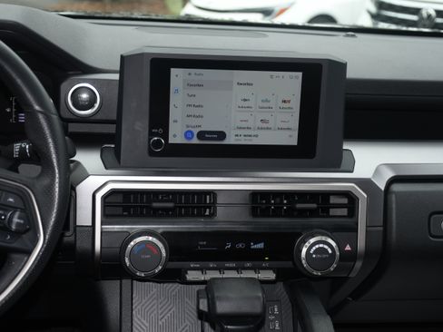 Used 2025 Toyota 4Runner SR5 AWD/4WD image 15