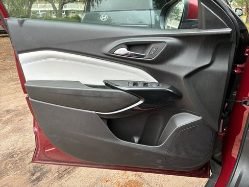 Used 2025 Chevrolet Trax LT FWD image 18
