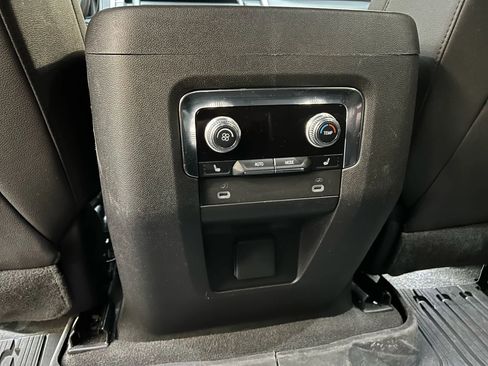 Used 2023 GMC Yukon SLT w/ SLT Premium Package image 18