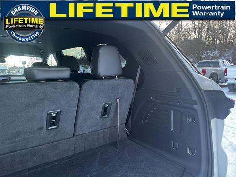 Used 2025 Buick Enclave Preferred image 11