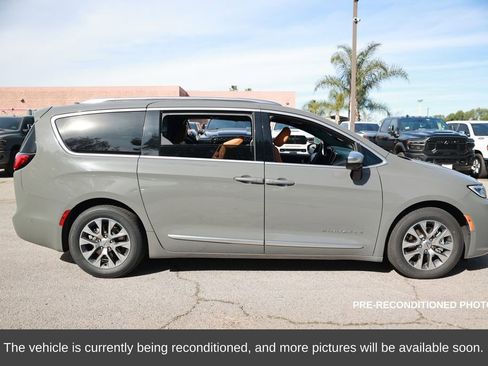Used 2023 Chrysler Pacifica Pinnacle image 7