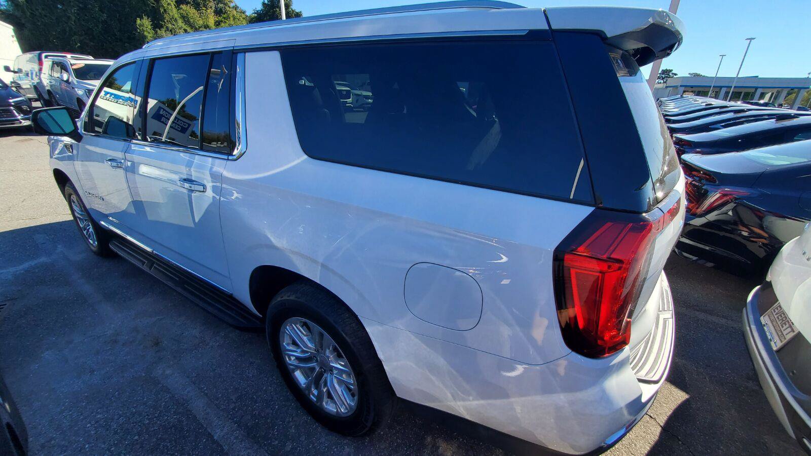 Used 2022 GMC Yukon XL SLT w/ SLT Premium Package AWD/4WD image 9