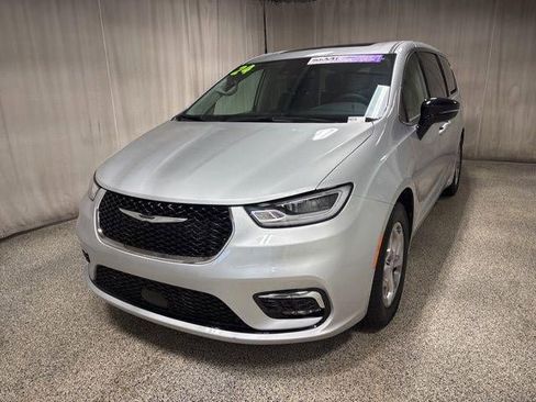 Used 2024 Chrysler Pacifica Limited image 7