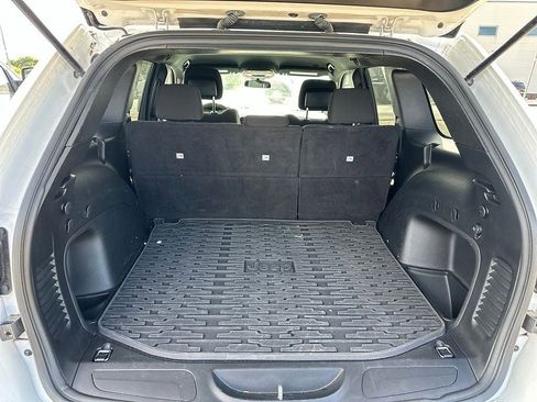 Used 2021 Jeep Grand Cherokee Laredo RWD image 5