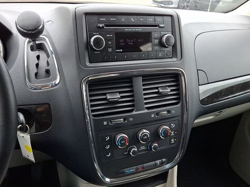 Used 2013 Dodge Grand Caravan SXT w/ UConnect Hands-Free Group image 19