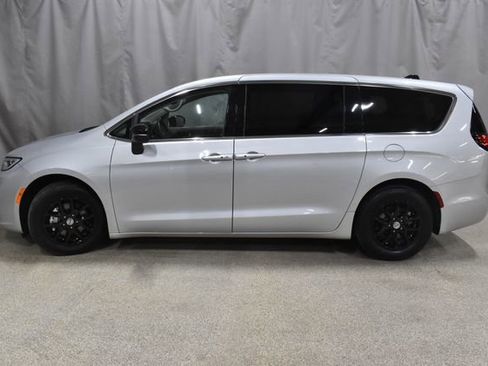 Certified 2024 Chrysler Pacifica Touring-L image 6