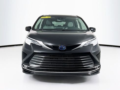 Used 2024 Toyota Sienna Limited image 2