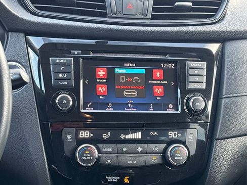 Used 2018 Nissan Rogue SV image 19