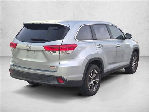 Used 2019 Toyota Highlander LE FWD image 5