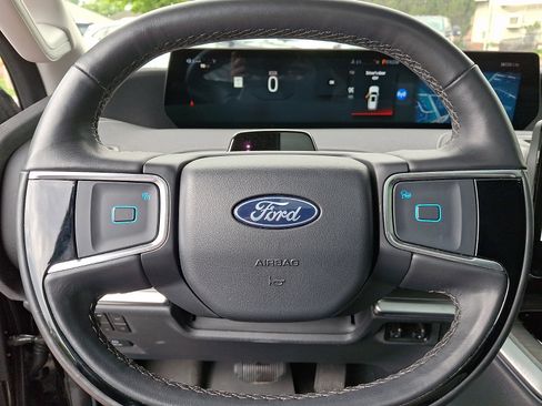 Used 2025 Ford Expedition Platinum w/ Driver's Package AWD/4WD image 22