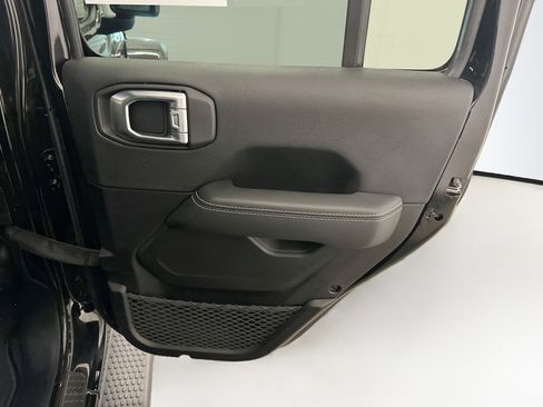 Used 2022 Jeep Wrangler Unlimited Sahara w/ Cold Weather Group AWD/4WD image 31