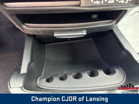 Used 2025 Chrysler Pacifica Select FWD image 36