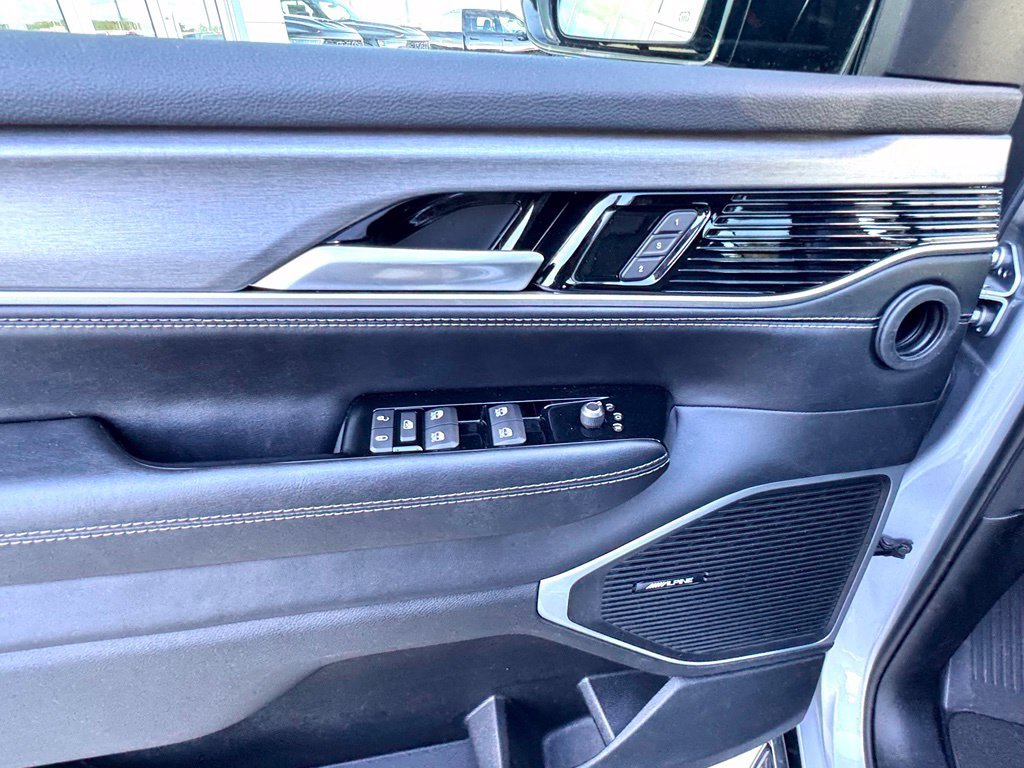 Used 2025 Jeep Wagoneer Series II AWD/4WD image 13
