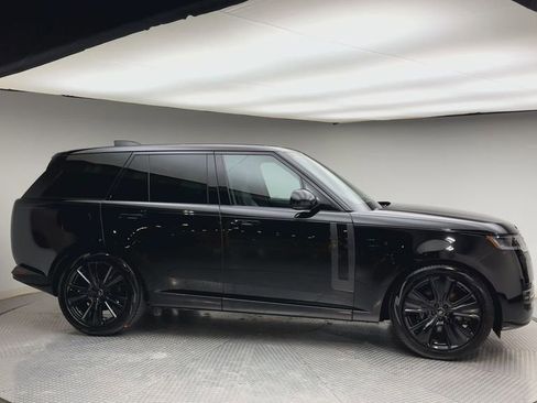 Certified 2025 Land Rover Range Rover SE image 9
