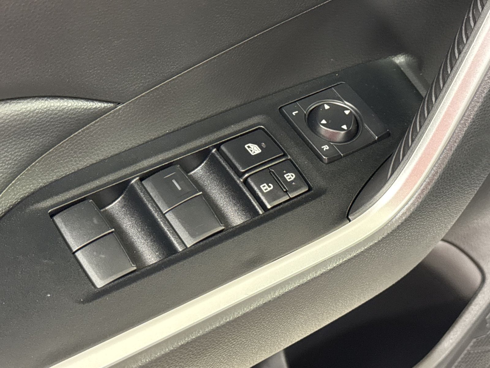 Used 2025 Toyota RAV4 LE AWD/4WD image 27