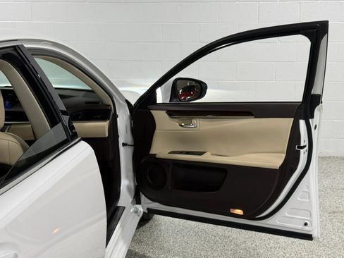 Used 2016 Lexus ES 350 w/ Premium Package w/Wood Trim FWD image 43