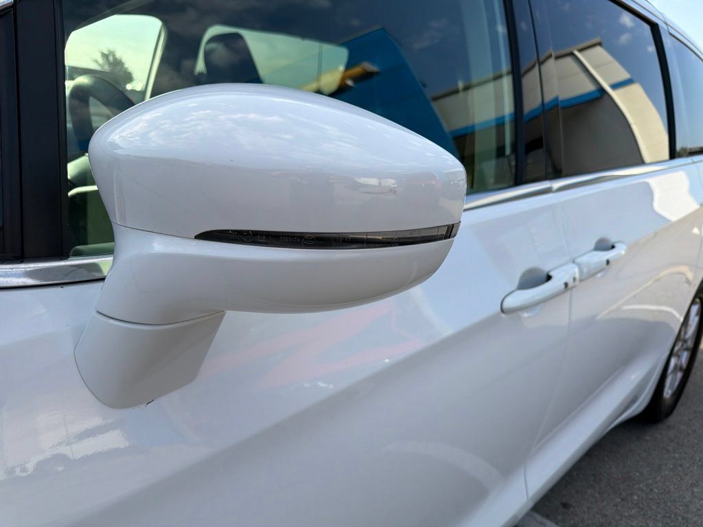 Used 2022 Chrysler Pacifica Touring-L FWD image 10
