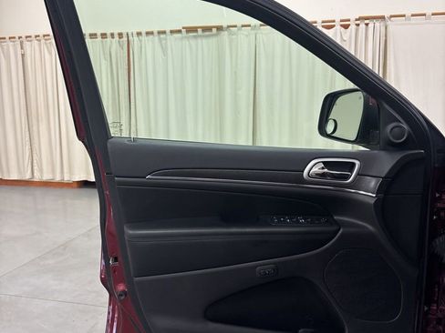 Used 2018 Jeep Grand Cherokee Limited image 17