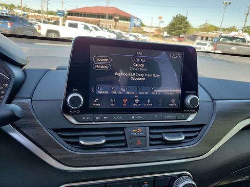 Used 2025 Nissan Altima 2.5 SV FWD image 15