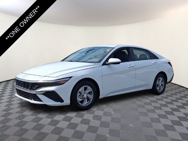 Used 2025 Hyundai Elantra SE FWD image 3