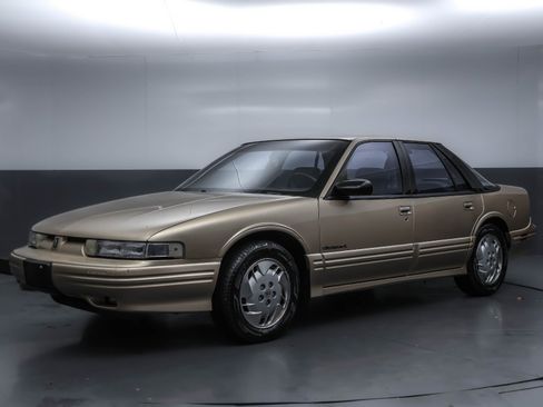 Used 1994 Oldsmobile Cutlass Supreme S FWD image 1