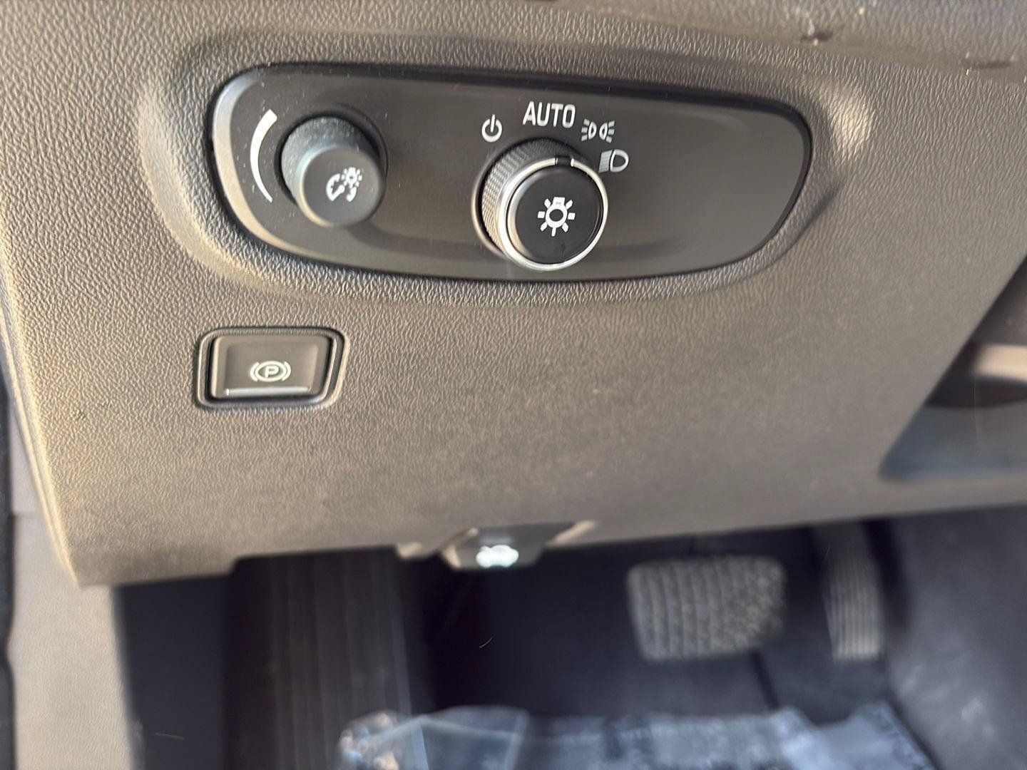 Used 2021 GMC Terrain SLE w/ Driver Convenience Package FWD image 15