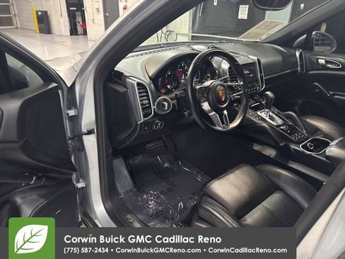 Used 2018 Porsche Cayenne Platinum Edition image 13