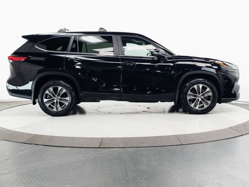 Used 2023 Toyota Highlander XLE AWD/4WD image 14