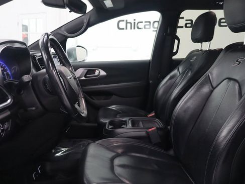 Used 2018 Chrysler Pacifica Touring-L w/ Premium Audio Group image 9