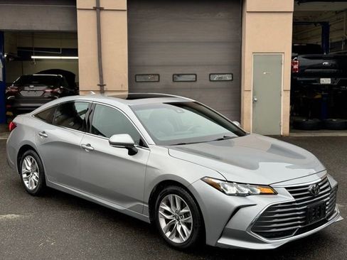 Used 2019 Toyota Avalon XLE w/ Moonroof Package image 3