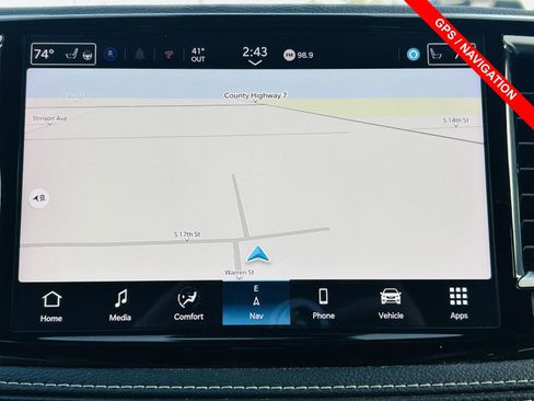 Used 2024 Chrysler Pacifica Limited image 8