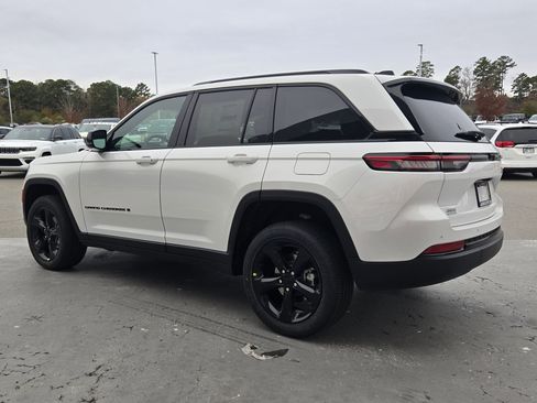 New 2025 Jeep Grand Cherokee Altitude image 5