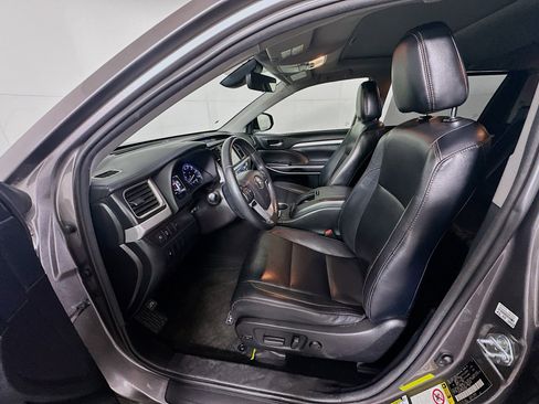 Used 2017 Toyota Highlander XLE image 13