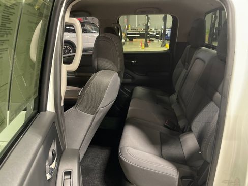 Used 2025 Nissan Frontier SV RWD image 14