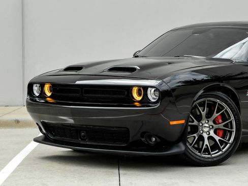Used 2015 Dodge Challenger SRT w/ Technology Group RWD image 8