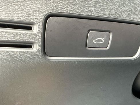 Certified 2024 Volvo XC40 B5 Plus w/ Protection Package Premier image 21