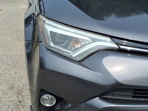Used 2018 Toyota RAV4 Limited FWD image 6