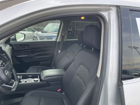 Used 2025 Nissan Pathfinder SV image 35