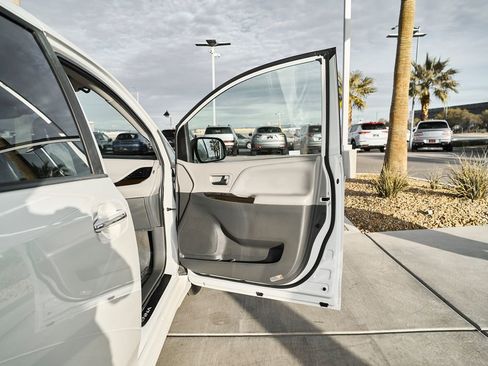 Used 2020 Toyota Sienna XLE w/ XLE Navigation Package image 9