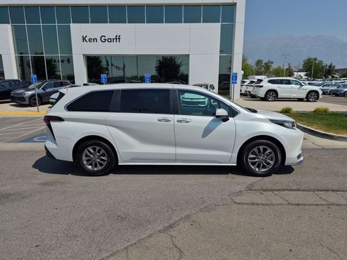 Used 2023 Toyota Sienna XLE FWD image 2