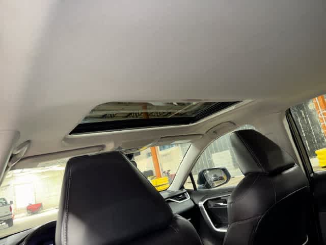 Used 2021 Toyota RAV4 XLE Premium AWD/4WD image 24