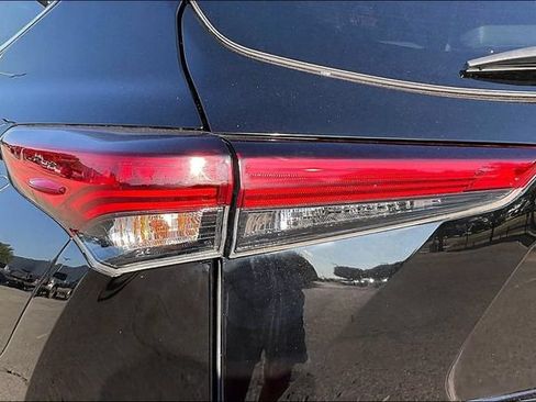 Used 2022 Toyota Highlander XLE AWD/4WD image 28