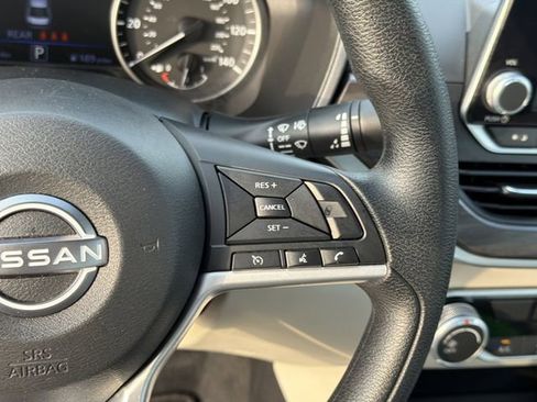 Used 2025 Nissan Altima 2.5 SV image 25