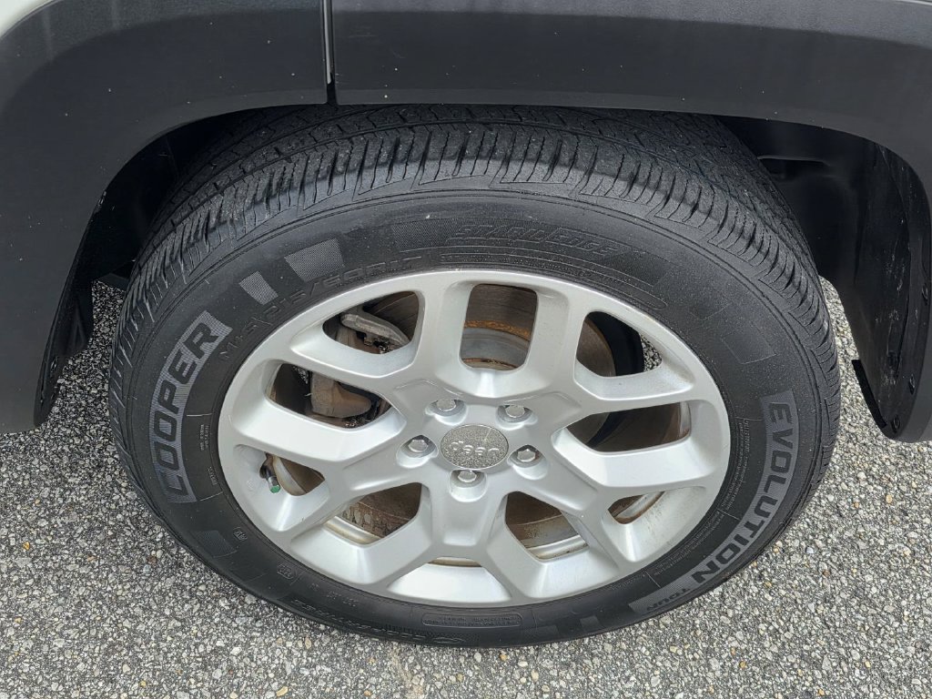 Used 2017 Jeep Renegade Latitude FWD image 27