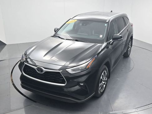 Used 2023 Toyota Highlander XLE AWD/4WD image 48