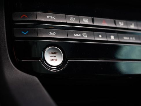 Used 2017 Jaguar F-PACE Premium image 32