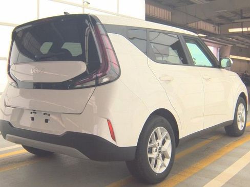 Used 2025 Kia Soul LX w/ LX Technology Package FWD image 4