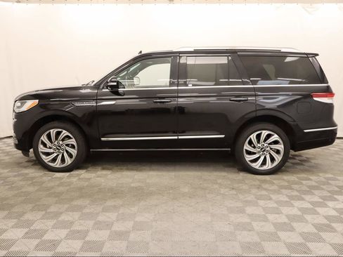 Used 2024 Lincoln Navigator Premiere image 2