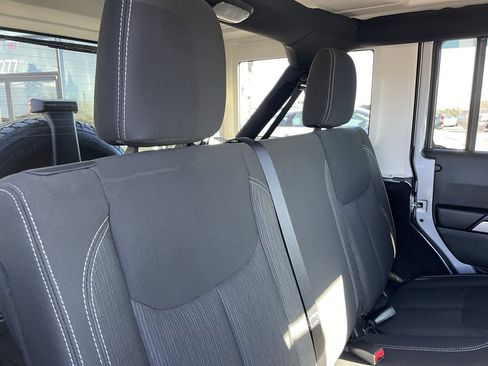 Used 2017 Jeep Wrangler Unlimited Sahara image 25