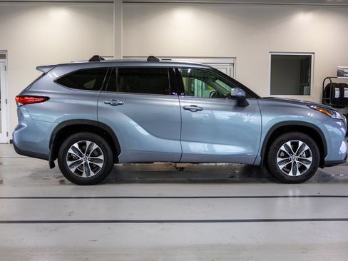 Used 2021 Toyota Highlander XLE AWD/4WD image 6